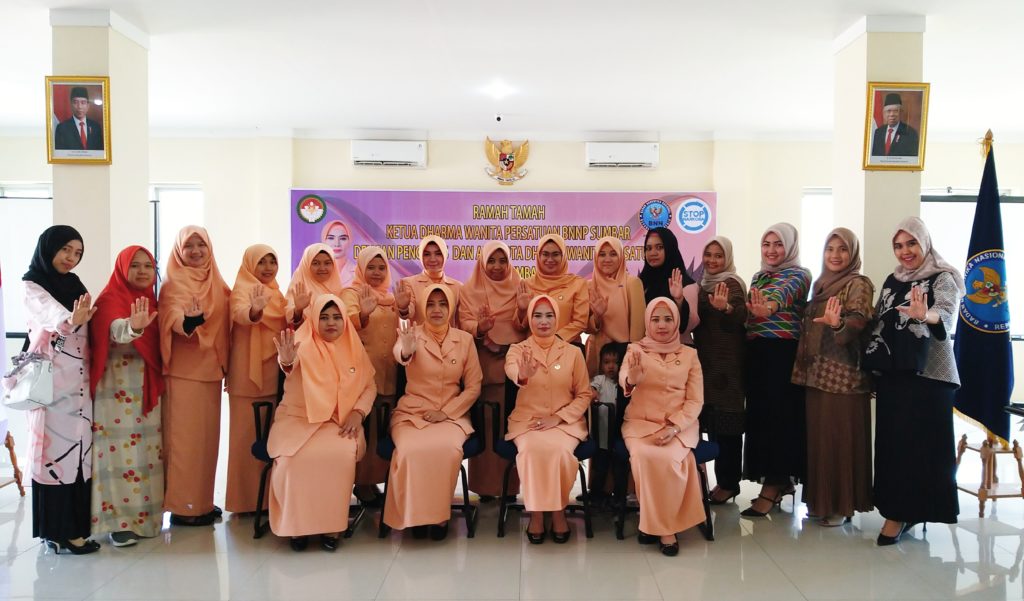 PERTEMUAN ANGGOTA DWP DI LINGKUNGAN BNNP SUMBAR