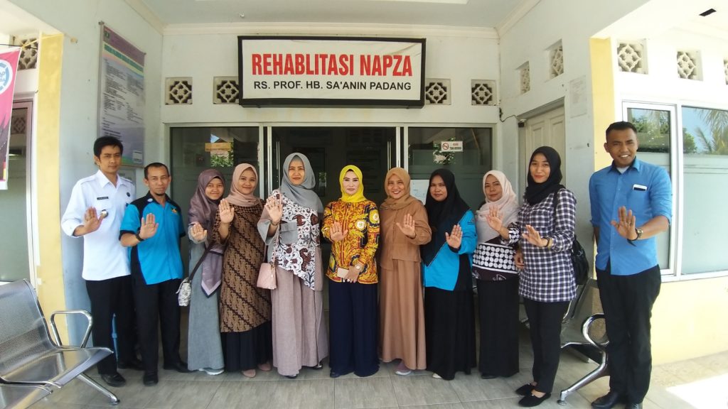 Ketua DWP BNNP Sumbar beserta personil BNNP Sumbar di Rehabilitasi NAPZA.