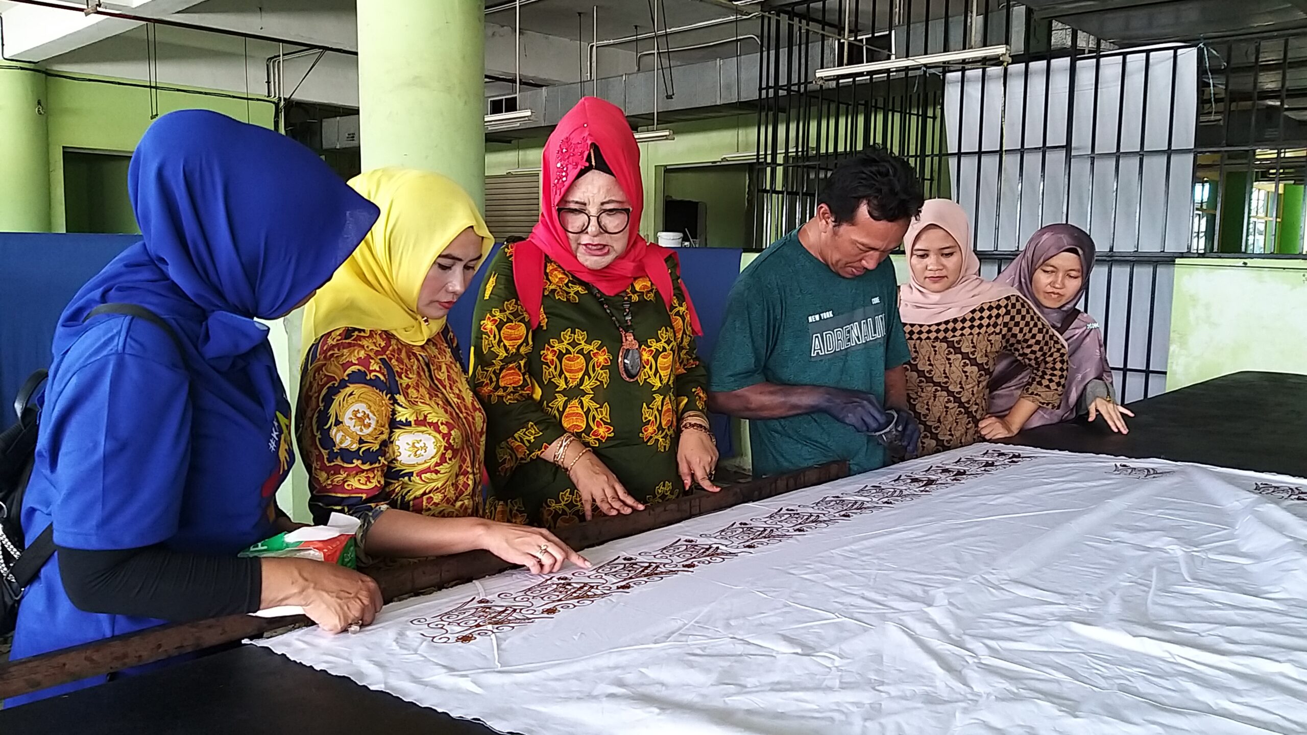 DHARMA WANITA BNNP SUMBAR KUNJUNGI SANGGAR BATIK