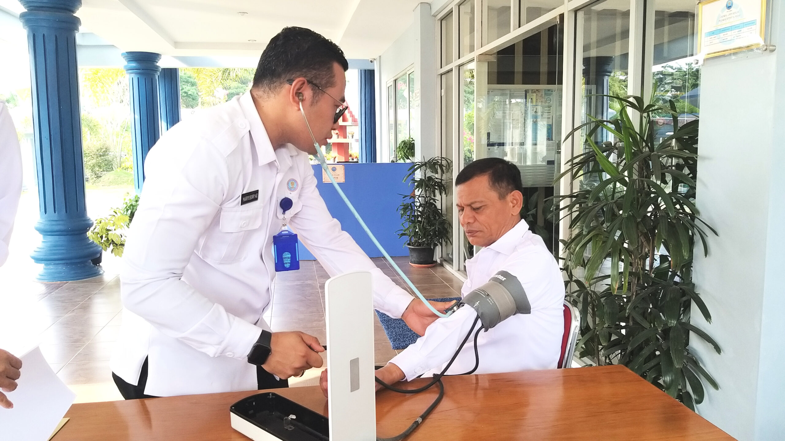 PERIKSA SUHU BADAN, SELURUH PERSONIL BNNP SUMBAR