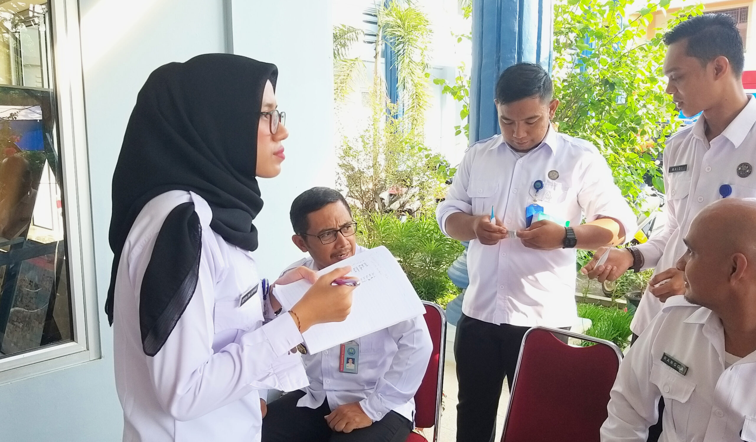 PERIKSA SUHU BADAN, SELURUH PERSONIL BNNP SUMBAR