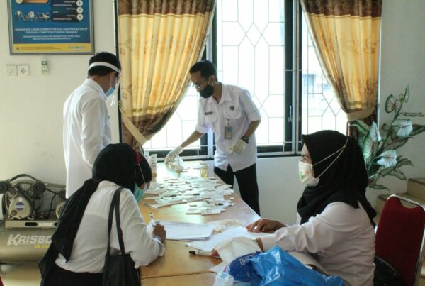 PELAKSANAAN TEST URINE BAGI PESERTA PELATIHAN BALAI LATIHAN KERJA PADANG