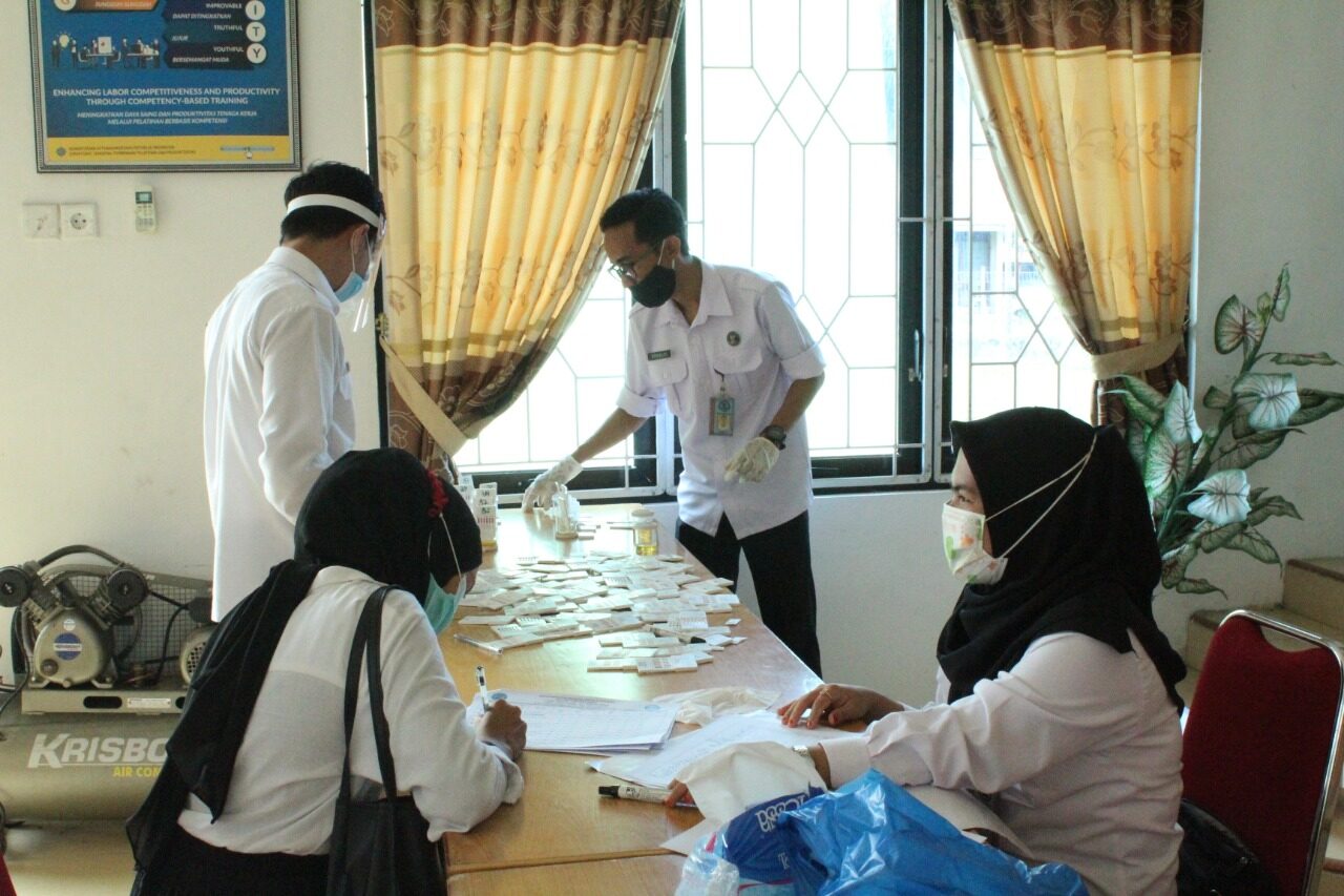 PELAKSANAAN TEST URINE BAGI PESERTA PELATIHAN BALAI LATIHAN KERJA PADANG