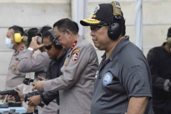 Kepala BNN RI Beserta Seluruh Kepala BNN Provinsi Mengikuti Pelatihan Menembak