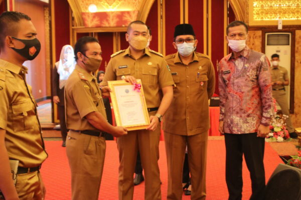 DALAM RANGKA HANI 2021 BADAN NARKOTIKA NASIONAL PROVINSI SUMATERA BARAT ANUGRAHKAN PENGHARGAAN P4GN