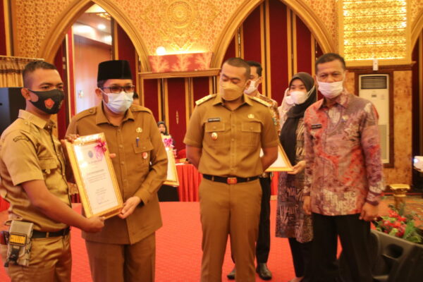 DALAM RANGKA HANI 2021 BADAN NARKOTIKA NASIONAL PROVINSI SUMATERA BARAT ANUGRAHKAN PENGHARGAAN P4GN
