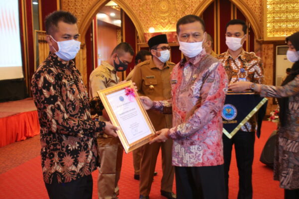 DALAM RANGKA HANI 2021 BADAN NARKOTIKA NASIONAL PROVINSI SUMATERA BARAT ANUGRAHKAN PENGHARGAAN P4GN