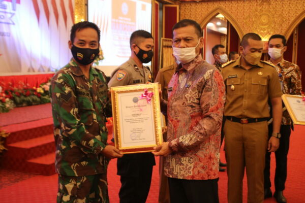DALAM RANGKA HANI 2021 BADAN NARKOTIKA NASIONAL PROVINSI SUMATERA BARAT ANUGRAHKAN PENGHARGAAN P4GN