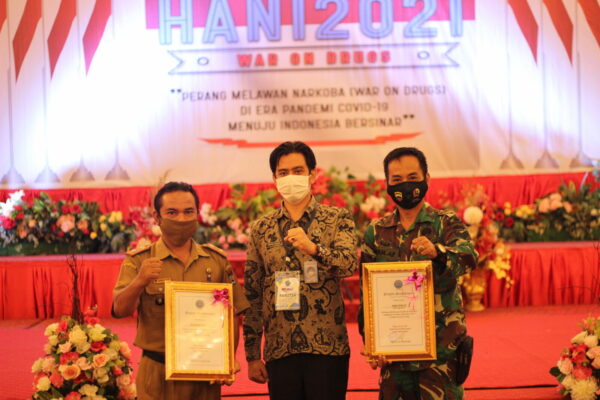 DALAM RANGKA HANI 2021 BADAN NARKOTIKA NASIONAL PROVINSI SUMATERA BARAT ANUGRAHKAN PENGHARGAAN P4GN