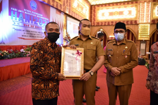 DALAM RANGKA HANI 2021 BADAN NARKOTIKA NASIONAL PROVINSI SUMATERA BARAT ANUGRAHKAN PENGHARGAAN P4GN