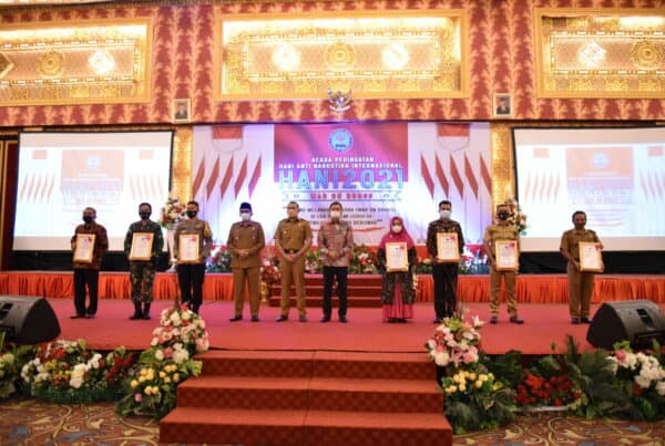 DALAM RANGKA HANI 2021 BADAN NARKOTIKA NASIONAL PROVINSI SUMATERA BARAT ANUGRAHKAN PENGHARGAAN P4GN