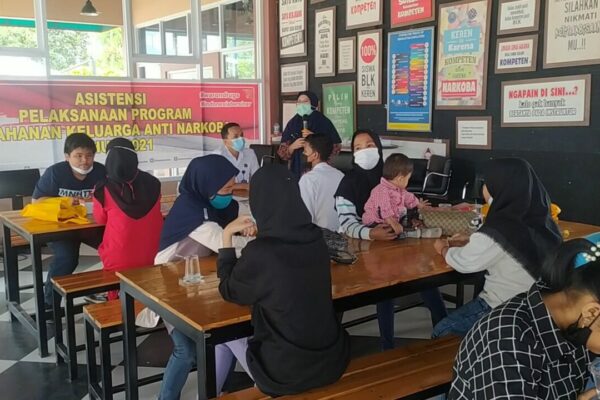 BERKOMUNIKASI DAN MENGENALI ANAK DALAM ASISTENSI KETAHANAN KELUARGA ANTI NARKOBA