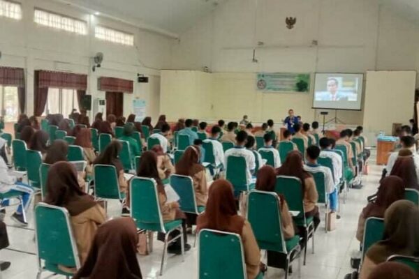BNNP SUMBAR MEMBERIKAN INFORMASI DAN EDUKASI MELALUI INSERT KONTEN PADA SISWA SISWI SMK PERTANIAN PEMBANGUNAN NEGERI PADANG