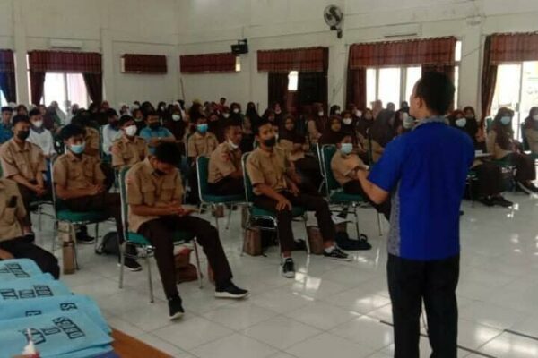 BNNP SUMBAR MEMBERIKAN INFORMASI DAN EDUKASI MELALUI INSERT KONTEN PADA SISWA SISWI SMK PERTANIAN PEMBANGUNAN NEGERI PADANG
