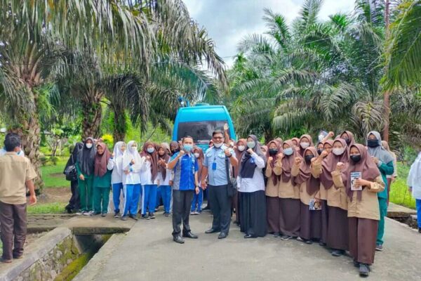 BNNP SUMBAR MEMBERIKAN INFORMASI DAN EDUKASI MELALUI INSERT KONTEN PADA SISWA SISWI SMK PERTANIAN PEMBANGUNAN NEGERI PADANG