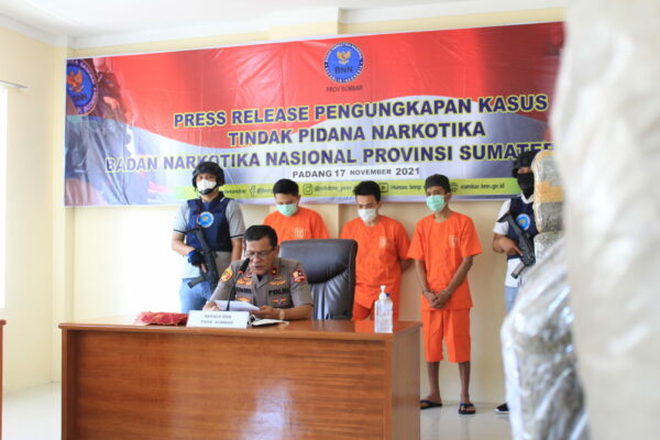 BANDAR LAPAS KEMBALI BERAKSI BNNP SUMBAR TANGKAP 200 KG GANJA KERING
