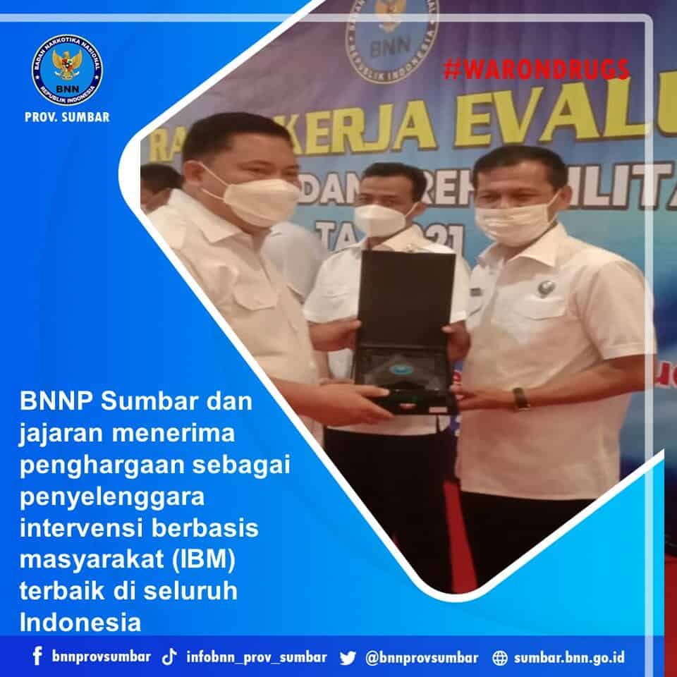 BNNP Sumbar dan jajaran menerima penghargaan sebagai penyelenggara intervensi berbasis masyarakat (IBM) terbaik di seluruh Indonesia