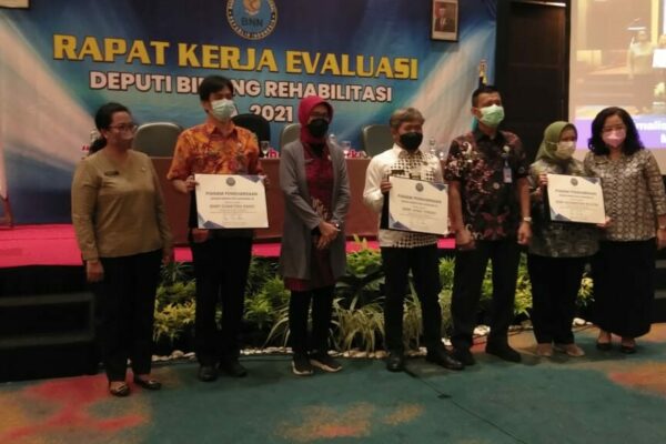 BNNP Sumbar dan jajaran menerima penghargaan sebagai penyelenggara intervensi berbasis masyarakat (IBM) terbaik di seluruh Indonesia