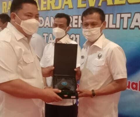 BNNP Sumbar dan jajaran menerima penghargaan sebagai penyelenggara intervensi berbasis masyarakat (IBM) terbaik di seluruh Indonesia