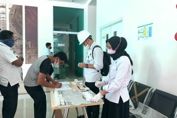 BNNP SUMBAR KERJA SAMA DENGAN PT SEMEN PADANG LAKSANAKAN TEST URINE KEPADA KARYAWAN