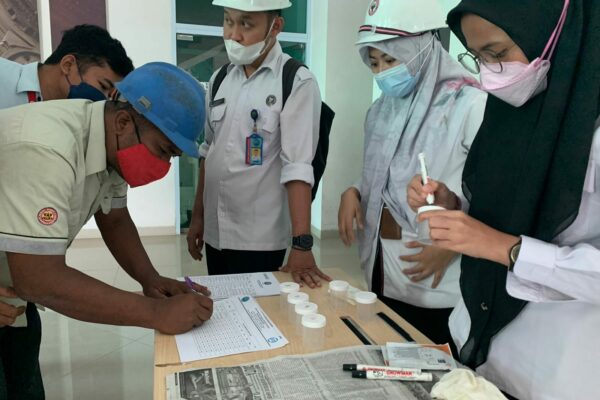 BNNP SUMBAR KERJA SAMA DENGAN PT SEMEN PADANG LAKSANAKAN TEST URINE KEPADA KARYAWAN