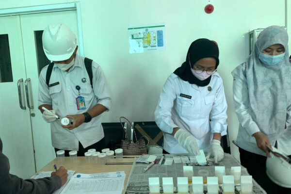 BNNP SUMBAR KERJA SAMA DENGAN PT SEMEN PADANG LAKSANAKAN TEST URINE KEPADA KARYAWAN