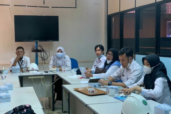 BNNP SUMBAR KERJA SAMA DENGAN PT SEMEN PADANG LAKSANAKAN TEST URINE KEPADA KARYAWAN