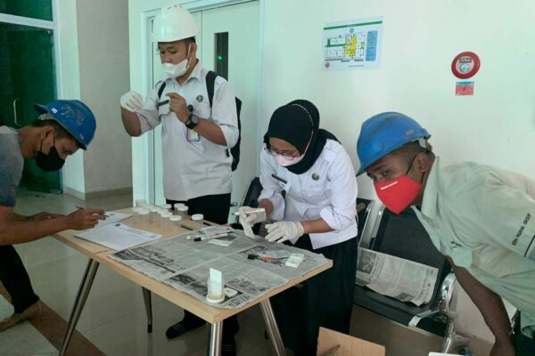 BNNP SUMBAR KERJA SAMA DENGAN PT SEMEN PADANG LAKSANAKAN TEST URINE KEPADA KARYAWAN