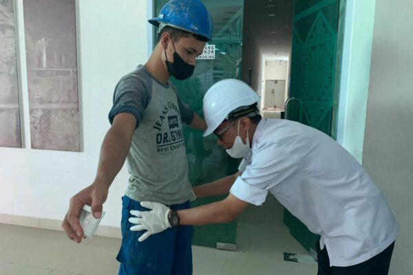 BNNP SUMBAR KERJA SAMA DENGAN PT SEMEN PADANG LAKSANAKAN TEST URINE KEPADA KARYAWAN