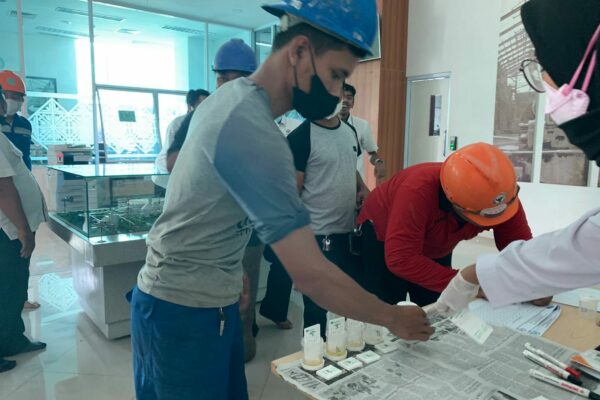 BNNP SUMBAR KERJA SAMA DENGAN PT SEMEN PADANG LAKSANAKAN TEST URINE KEPADA KARYAWAN