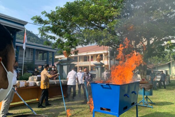 BNN PROVINSI SUMATERA BARAT MUSNAHKAN BARANG BUKTI GANJA 200KG