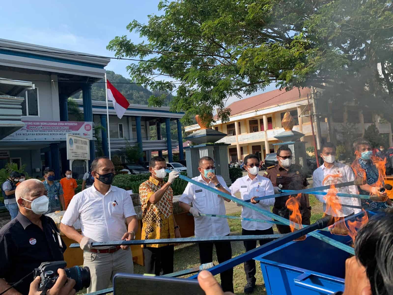 BNN PROVINSI SUMATERA BARAT MUSNAHKAN BARANG BUKTI GANJA 200KG