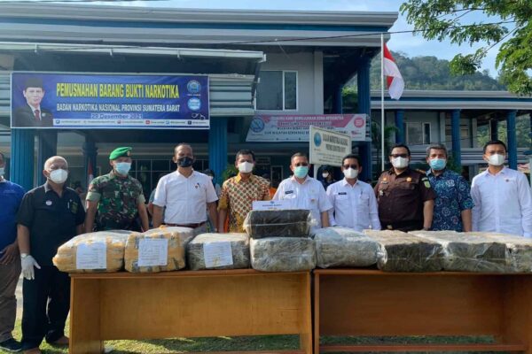 BNN PROVINSI SUMATERA BARAT MUSNAHKAN BARANG BUKTI GANJA 200KG
