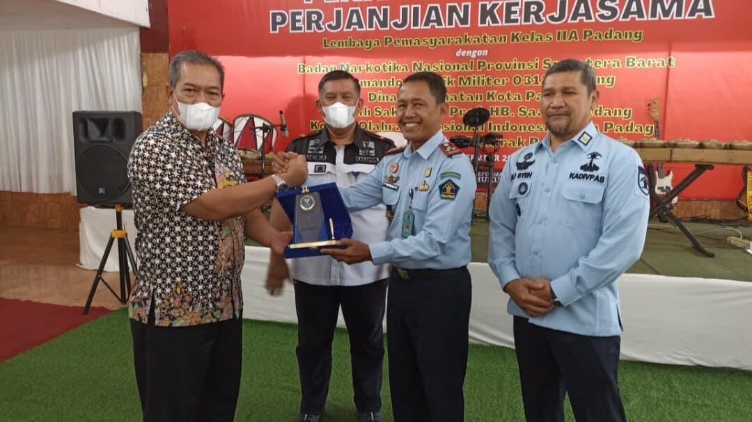Kepala BNNP Sumatera Barat menghadiri penandatanganan perjanjian Kerjasama Lapas Klas II A Padang dengan BNNP Sumatera Barat tentang Pemberantasan Penyalahgunaan dan Peredaran Gelap Narkotika dan Prekursor Narkotika